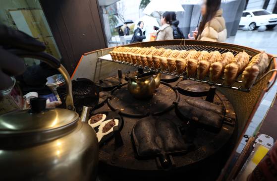 원재료 가격 상승 여파로 겨울 대표 간식 붕어빵 가격이 인상됐다. [뉴시스]