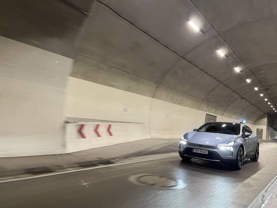 아우토반 내 터널을 달리고 있는 폴스타4. 사진 폴스타