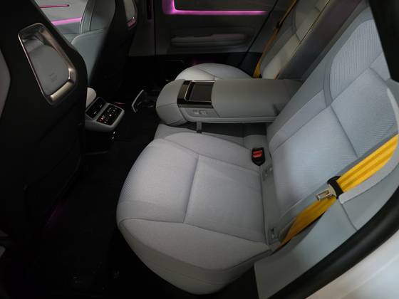 폴스타4의 2열. 쿠페형 전기세단이지만 전기차 특유의 넓은 공간, 분리형 좌석이 좋은 착좌감을 준다. 김효성 기자