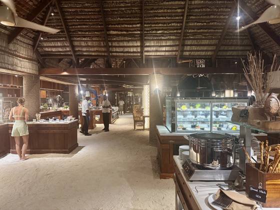 몰디브 콘스탄스 무푸시에서는 메인 레스토랑인 '만타'의 바닥을 해변의 모래 그대로 놔뒀다. 그리고 사진 왼쪽의 손님처럼 맨발로 오가기를 권한다. 자연을 최대한 느끼자는 제안이다. 김홍준 기자