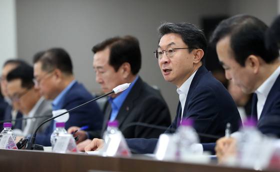 이억원 금융위원장(오른쪽 둘째)이 19일 생산적 금융 대전환 회의에서 발언하고 있다. [뉴시스]