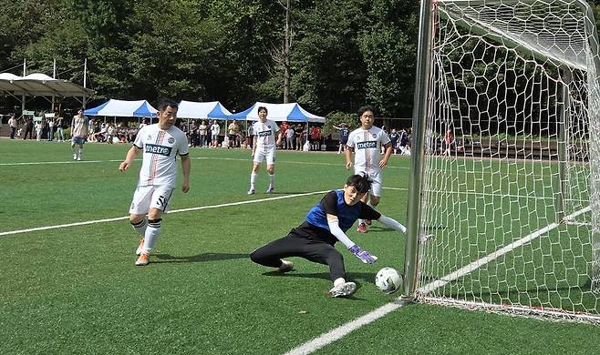 20일 육사화랑구장에서 열린 축구대회 예선전에서 메트로미디어 기자들이 아주경제 기자들의 공격을 막고 있다. /강아영 기자