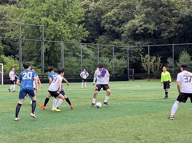 MBC와 SBS가 예선에서 만나 대결을 펼쳤다. SBS가 선제골을 기록했으니 MBC가 후반에 두 골을 몰아넣으며 승리를 따냈다. /김고은 기자