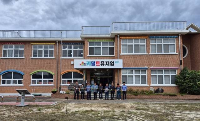 ▲ 최북단 접경지인 고성군 명파리 명파초등학교에 들어선 키덜트뮤지엄고성 개장식.