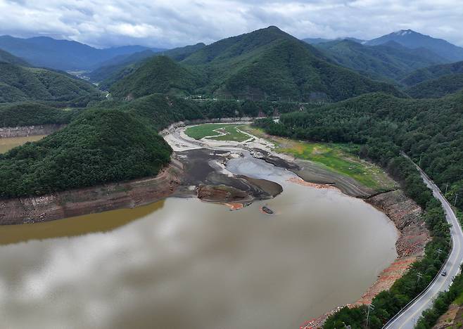 강원 강릉지역에 내린 90㎜ 가량의 비로 강릉지역 주요 식수원인 오봉저수지의 저수율이 14일 오후 5시 기준 16%로 전날보다 3%포인트 상승했다. 연합뉴스