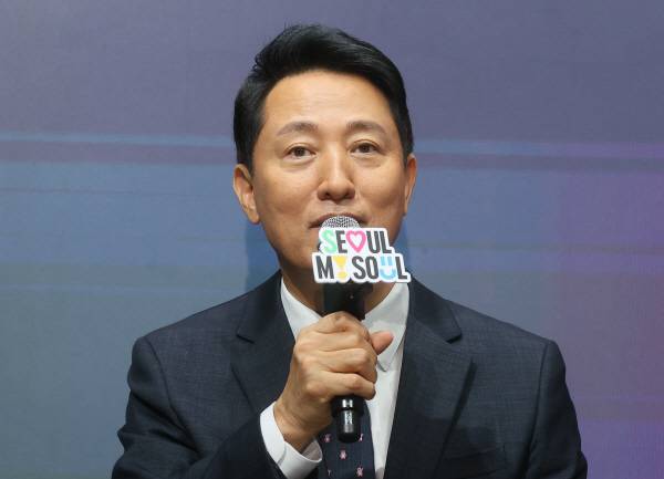 오세훈 서울시장이 15일 서울시청 대회의실에서 열린 서울 명예시장 위촉식 및 토크콘서트에서 인사말을 하고 있다. 연합뉴스