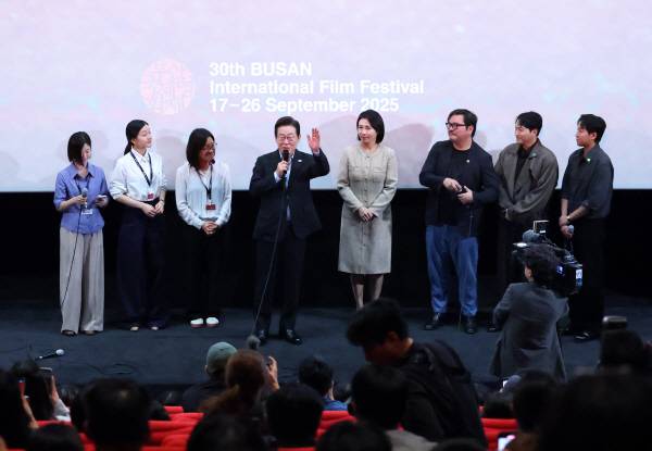 이재명 대통령이 20일 부산 해운대구 영화의전당에서 부산국제영화제 공식상영작 ‘극장의 시간들’ 관람 후 감독, 배우들과 무대에 올라 발언하고 있다. 2025.9.20 연합뉴스
