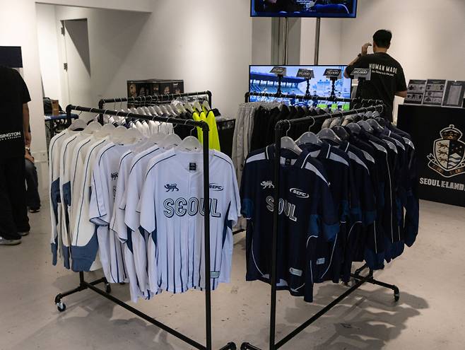 19일 오전 서울 성수동 무신사 스페이스에 마련된 서울 이랜드 팝업스토어에 전시된 무신사 협업 의류들. 서울 이랜드 제공