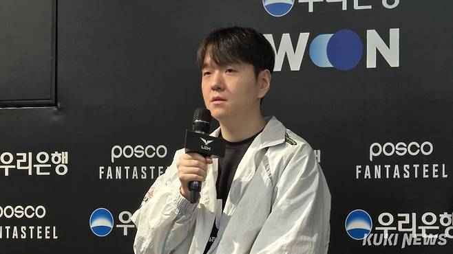 최인규 한화생명e스포츠 감독이 20일 오후 3시 서울 종로구 롤파크 LCK 아레나에서 ‘2025 LCK’ 플레이오프 승자조 3라운드 KT 롤스터와 경기 전 사전 기자회견에서 발언하고 있다. 김영건 기자