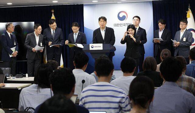 19일 서울 종로구 정부서울청사에서 열린 해킹 대응을 위한 과기정통부-금융위 합동 브리핑에서 구재형 KT 네트워크기술본부장이 사고 경위를 설명하고 있다. 왼쪽은 금융위원회와 롯데카드 관계자(맨 왼쪽). 연합뉴스