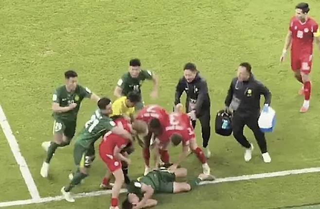 18일 열린 2025~2026시즌 아시아챔피언스리그2(ACL2) 조별리그 E조 1차전에서 베이징 궈안과 베트남 클럽 콩 안 하노이 선수들이 집단 난투극을 벌이는 모습 [사진 = 시니닷컴]
