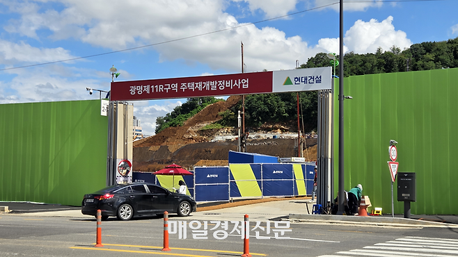경기도 광명시 광명동·철산동 일대 광명11R주택재개발사업(광명 11구역) 공사 현장 전경. [권민선 인턴기자]