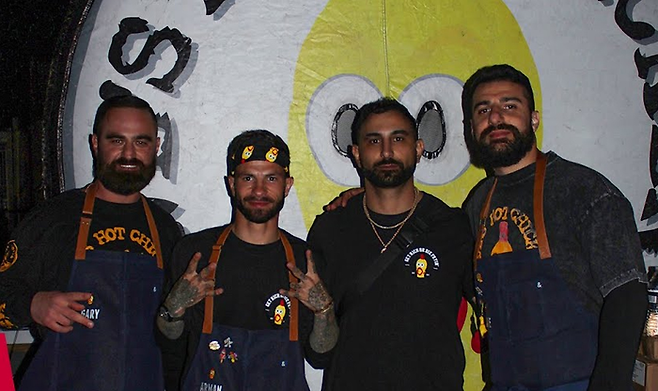 데이브스 핫치킨의 창업자들. 왼쪽 두번 째가 첫 기획자인 오가네시안이다. 자료=데이브스