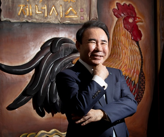 윤홍근 제너시스BBQ그룹 회장. [사진 출처 = BBQ]
