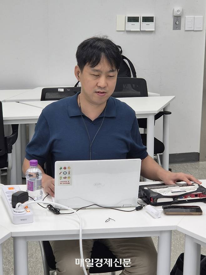 시각장애인인 김헌용 교사가 연수를 들으며 직접 PPT를 제작하고 있다.