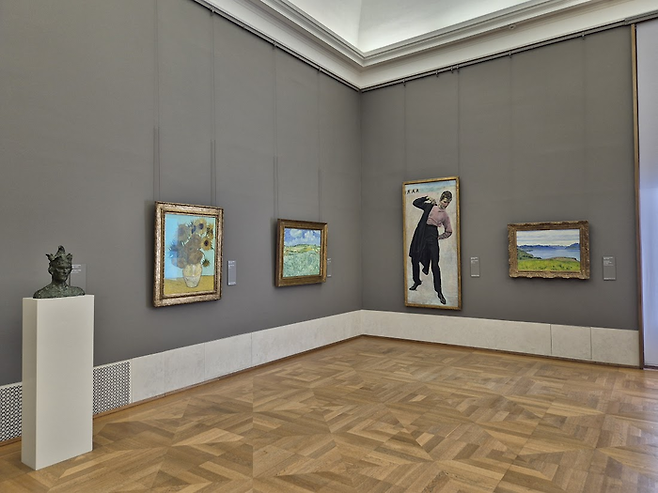 텅빈 전시장에서 나홀로 감상한 반 고흐의 [해바라기] ©김슬기