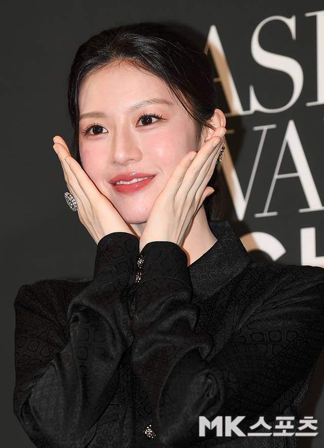 제30회 부산국제영화제 ‘2025 마리끌레르 아시아 스타 어워즈’가 18일 오후 부산 해운대구 파라다이스 호텔에서 열렸다. 포토타임 갖는 고윤정.