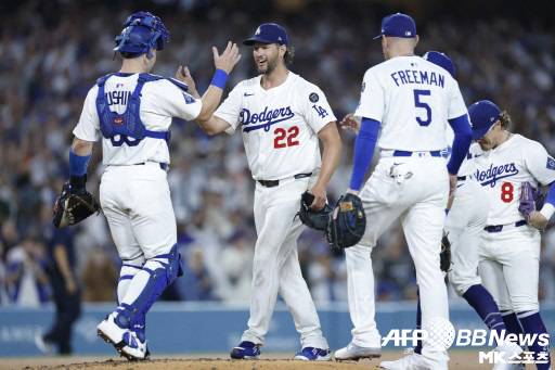 커쇼가 5회 마운드를 내려가기에 앞서 포수 달튼 러싱과 악수를 나누고 있다. 사진(美 로스앤젤레스)=ⓒAFPBBNews = News1