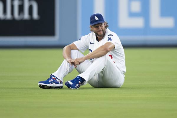 커쇼가 등판을 앞두고 생각에 잠긴 채 필드 위에 앉아 있다. 사진= AP= 연합뉴스 제공