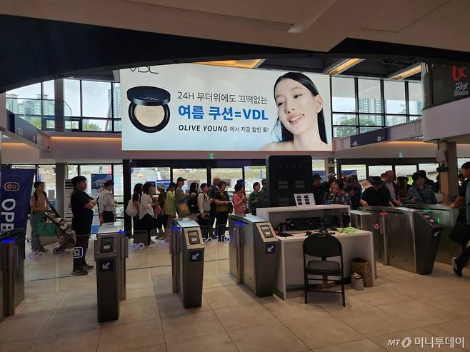 19일 오전 잠실선착장에서 대기하던 80명의 탑승객이 차례대로 선착장에 입장하는 모습. /사진=김서현 기자.