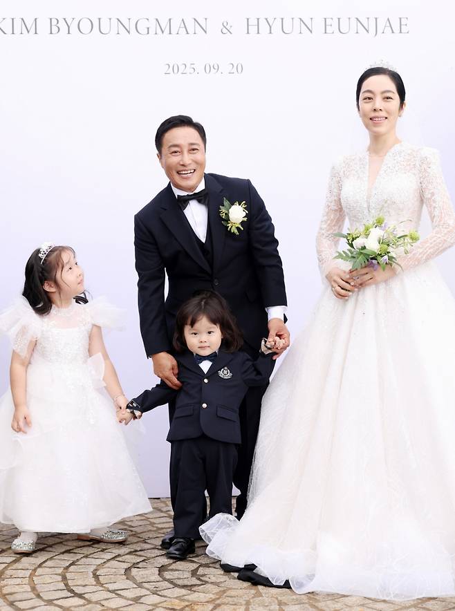 김병만 가족이 20일 서울 서초구 한강세빛섬 플로팅아일랜드에서 열릴 결혼식에 앞서 포즈를 취하고 있다. /사진=스타뉴스