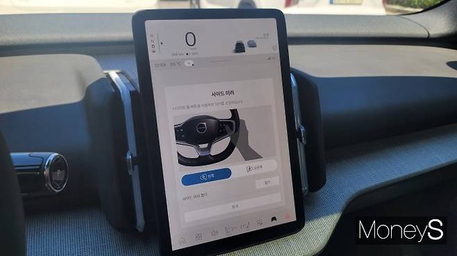 볼보 'EX30 CC'의 사이드미러 조작도 디지털 콕핏의 설정을 거쳐야 한다. /사진=김창성 기자