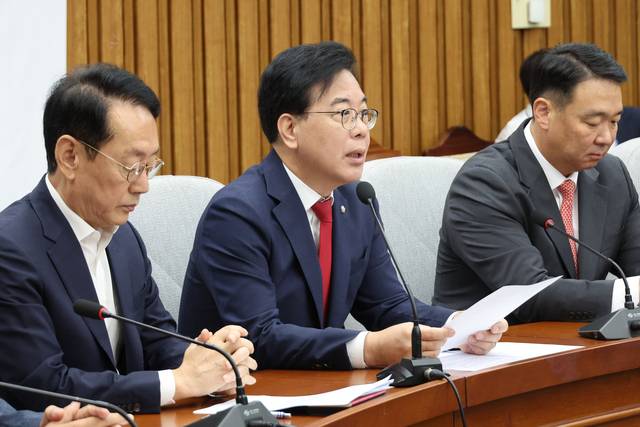 국민의힘 송언석(가운데) 원내대표가 19일 서울 여의도 국회에서 열린 원내대책회의에서 발언하고 있다. 연합뉴스