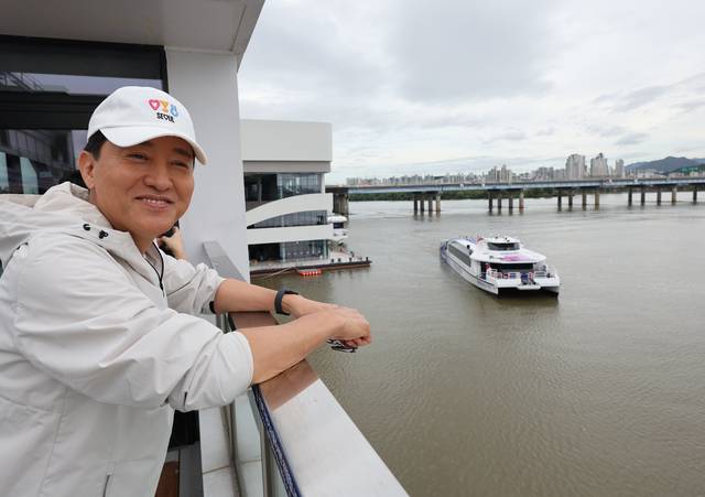 한강버스 정식 운항 시작일인 18일 오전 한강 여의도 선착장에서 오세훈 서울시장이 한강버스를 기다리고 있다. 연합뉴스