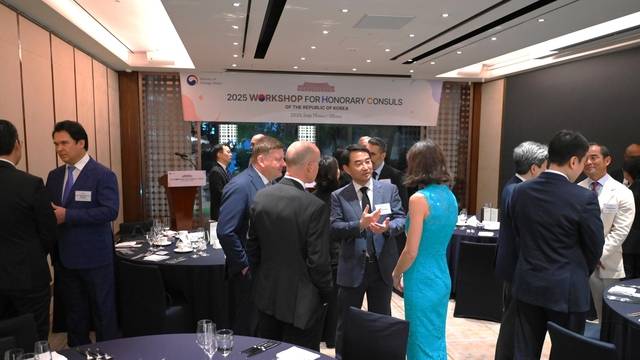 외교부 관계자가 재외명예영사와 함께 19일 환송 만찬을 하고 있다. 외교부 제공