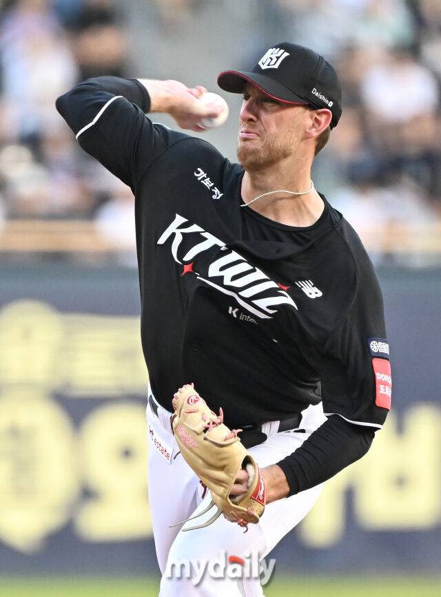 23일 오후 서울 잠실야구장에서 진행된 '2025 프로야구 KBO리그' 두산베어스와 KT위즈의 경기. KT 선발투수 패트릭이 역투하고 있다./마이데일리