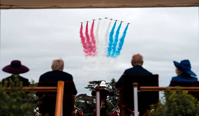 도널드 트럼프 대통령 부부와 찰스 3세 영국 국왕 부부가 윈저성 상공에서 펼쳐지는 에어쇼를 관전하고 있다. [AFP]