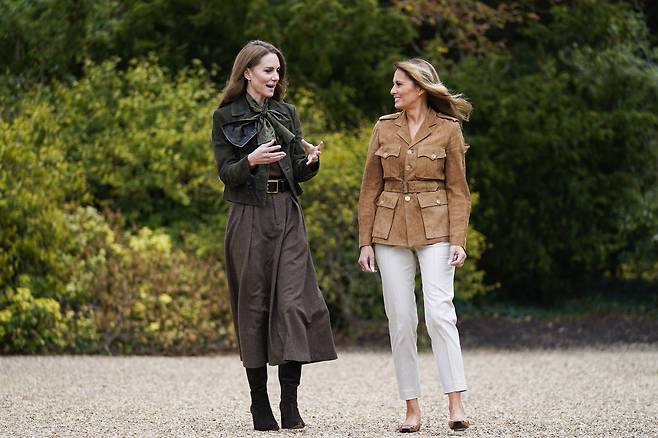 18일(현지시간) 도널드 트럼프 대통령의 영국 국빈방문 중 윈저성에서  캐서린 웨일스 공주와 멜라니아 트럼프 여사가 대화하고 있다. [게티이미지]