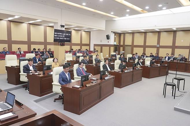 19일 제260회 임시회 제2차 본회의를 열어 각종 안건을 의결하고 8일간의 일정을 마무리했다.[안동시 의회제공]