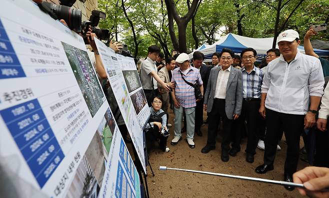 오세훈 서울시장이 4일 서울 도봉구 삼환도봉아파트 재건축사업 현장을 방문, 설명을 듣는 모습. [연합뉴스]