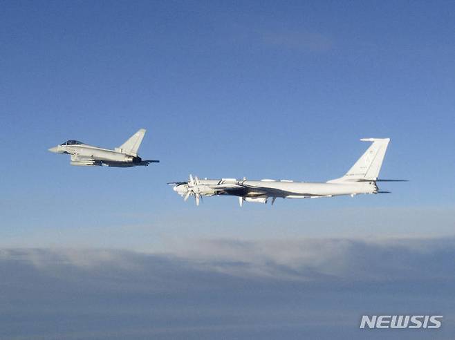 [런던=AP/뉴시스] 19일(현지 시간) AP통신에 따르면 하노 페브쿠르 에스토니아 국방장관은 X(옛 트위터)에 "러시아 전투기들이 다시 영공을 침범한 후, 정부는 나토 조약 4조에 따라 동맹국들과 협의를 시작하기로 했다"고 밝혔다. 사진은 스코틀랜드 셰틀랜드 제도 북쪽 공역에서 러시아 투폴레프(Tu)-142 장거리 해상 순찰 폭격기(오른쪽)과 영국 타이푼 전투기가 비행하고 있는 모습. 2025.09.20.