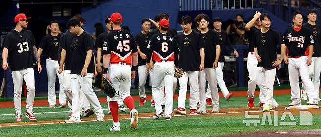 [서울=뉴시스] 박주성 기자 = 26일 오후 서울 구로구 고척스카이돔에서 열린 프로야구 2025 KBO리그 KIA 타이거즈 대 키움 히어로즈의 경기, 양팀이 5대5로 무승부로 경기를 끝낸 후 KIA 선수들이 아쉬워 하고 있다. 2025.06.26.park7691@newsis.com