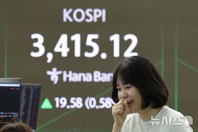 [서울=뉴시스] 권창회 기자 = 15일 오전 서울 중구 하나은행 딜링룸에서 딜러들이 업무를 보고 있다. 코스피가 전 거래일 대비 12.24포인트(0.36%) 오른 3407.78에 출발했다. 원달러 환율은 4.8원 오른 1393.0원으로, 코스닥지수는 2.56포인트(0.30%) 상승한 849.64에 거래를 시작했다. 2025.09.15. kch0523@newsis.com