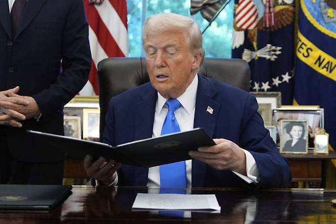 [워싱턴=AP/뉴시스]도널드 트럼프 미 대통령이 19일(현지시각) 비자 제도 관련 행정명령에 서명하고 있다. 2025.9.20.