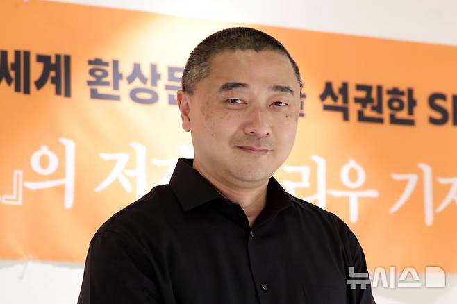 [서울=뉴시스] 박진희 기자 = ‘종이 동물원’ 작가 켄 리우가 15일 서울 중구 달개비에서 내한 기자간담회를 하고 있다. 작가는 ‘종이 동물원’으로 휴고상·네뷸러상·세계환상문학상을 동시에 수상한 최초의 작가이다. 2025.09.15. pak7130@newsis.com