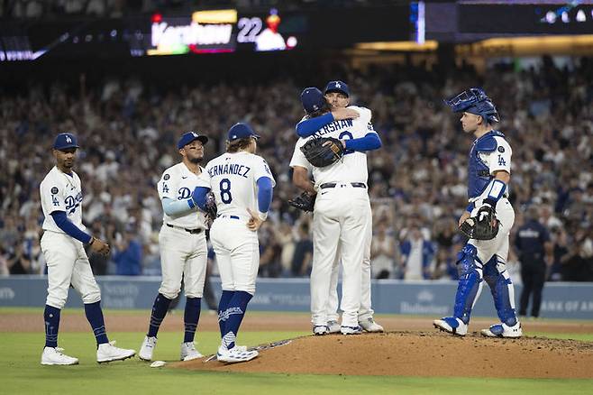 [로스앤젤레스=AP/뉴시스] LA 다저스의 클레이튼 커쇼가 20일(한국 시간) 미국 캘리포니아주 로스앤젤레스의 다저스타디움에서 열린 2025 MLB 샌프란시스코 자이언츠와의 홈 경기에서 교체되며 동료들과 마지막 인사를 하고 있다. 2025.09.20.