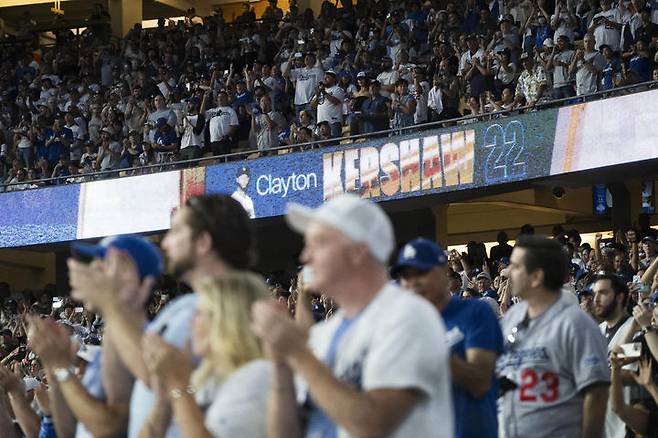 [로스앤젤레스=AP/뉴시스] LA 다저스의 클레이튼 커쇼가 20일(한국 시간) 미국 캘리포니아주 로스앤젤레스의 다저스타디움에서 열린 2025 MLB 샌프란시스코 자이언츠와의 홈 경기에 선발 등판했다. 관객들은 그의 마지막 등판에 기립 박수를 보내고 있다. 2025.09.20.