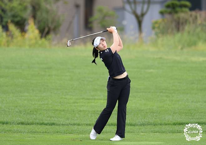 [서울=뉴시스] 유현조가 20일 인천 베어즈베스트 청라(파72)에서 열린 한국여자프로골프(KLPGA) 투어 하나금융그룹 챔피언십 3라운드 4번 홀에서 아이언샷하고 있다. (사진=KLPGA 제공). 2025.09.20. *재판매 및 DB 금지