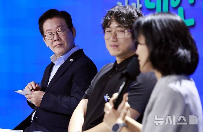 [서울=뉴시스] 최동준 기자 = 이재명 대통령이 19일 서울 마포구 구름아래 소극장에서 열린 2030 청년 소통·공감 토크콘서트에서 참석자 발언을 듣고 있다. 2025.09.19. photocdj@newsis.com