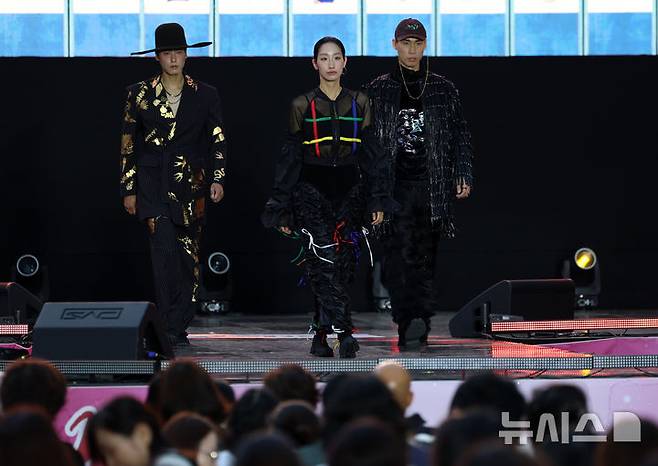 [서울=뉴시스] 조성우 기자 = 20일 서울 마포구 홍대 레드로드 R6에서 열린 레드로드 페스티벌에서 한복 패션쇼가 진행되고 있다. 2025.09.20. xconfind@newsis.com