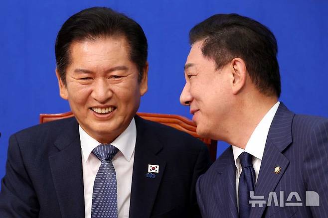 [서울=뉴시스] 조성봉 기자 = 정청래 더불어민주당 대표와 김병기 원내대표가 15일 오전 서울 여의도 국회에서 열린 최고위원회의에서 웃으며 대화를 하고 있다. 2025.09.15. suncho21@newsis.com