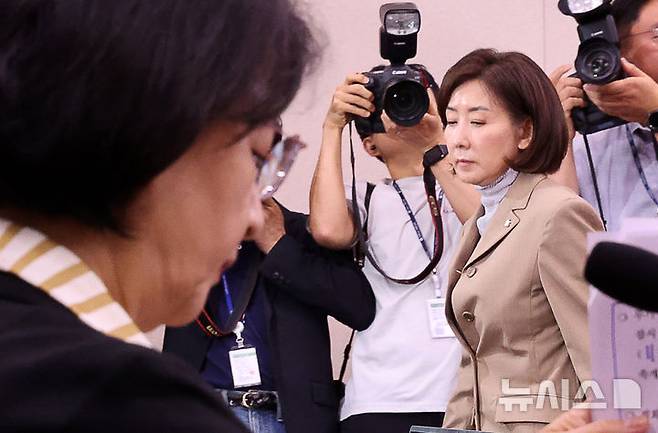 [서울=뉴시스] 김명년 기자 = 나경원 국민의힘 의원이 16일 오전 서울 여의도 국회에서 열린 법사위 전체회의에서 본인의 간사 선임안에 대한 무기명 투표를 앞두고 정회되자 자리를 떠나고 있다. 2025.09.16. kmn@newsis.com