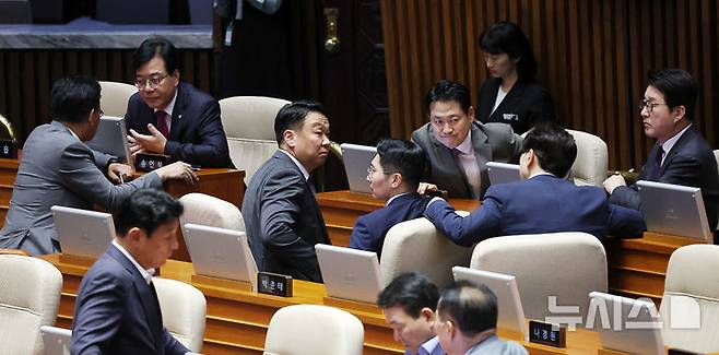 [서울=뉴시스] 김명년 기자 = 장동혁 국민의힘 대표와 송언석 원내대표 등 당 지도부가 16일 오전 서울 여의도 국회에서 열린 본회의에서 대화를 나누고 있다. 2025.09.16. kmn@newsis.com