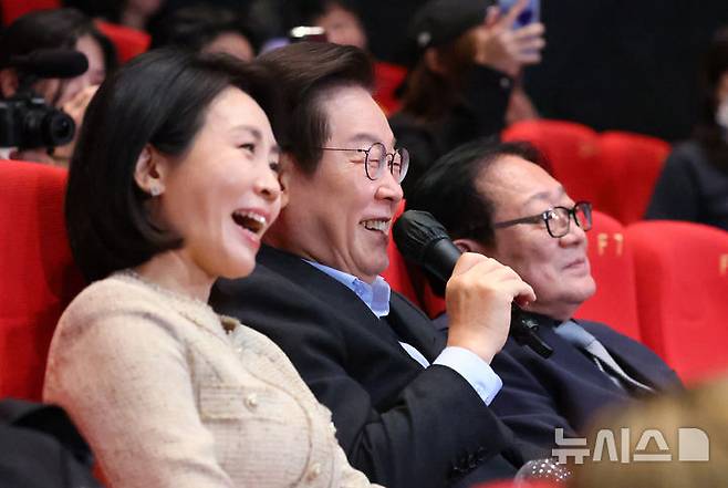 [부산=뉴시스] 최동준 기자 = 이재명 대통령이 20일 부산 해운대구 영화의전당에서 부산국제영화제 공식상영작 '극장의 시간들'을 관람한 뒤 감독과 배우에게 질문하고 있다. (대통령실통신사진기자단) 2025.09.20. photocdj@newsis.com