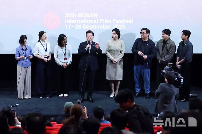 [부산=뉴시스] 최동준 기자 = 이재명 대통령이 20일 부산 해운대구 영화의전당에서 부산국제영화제 공식상영작 '극장의 시간들'을 관람한 뒤 인사말을 하고 있다. (대통령실통신사진기자단) 2025.09.20. photocdj@newsis.com