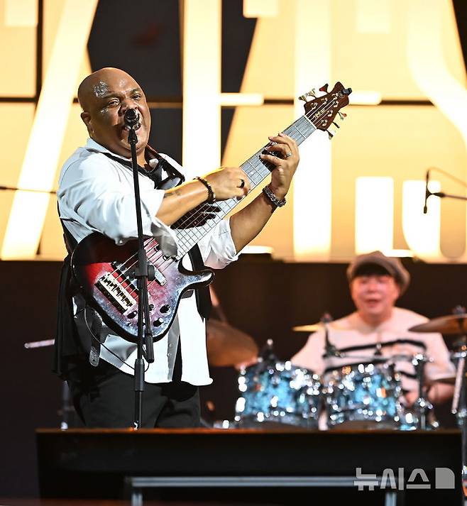 [수원=뉴시스] 김종택 기자 = 2025 수원재즈페스티벌 둘째날인 20일 오후 경기 수원시 광교호수공원 재미난 밭에 마련된 무대에서 크로스 밴드가 열띤 공연을 펼치고 있다. 2025.09.20. jtk@newsis.com